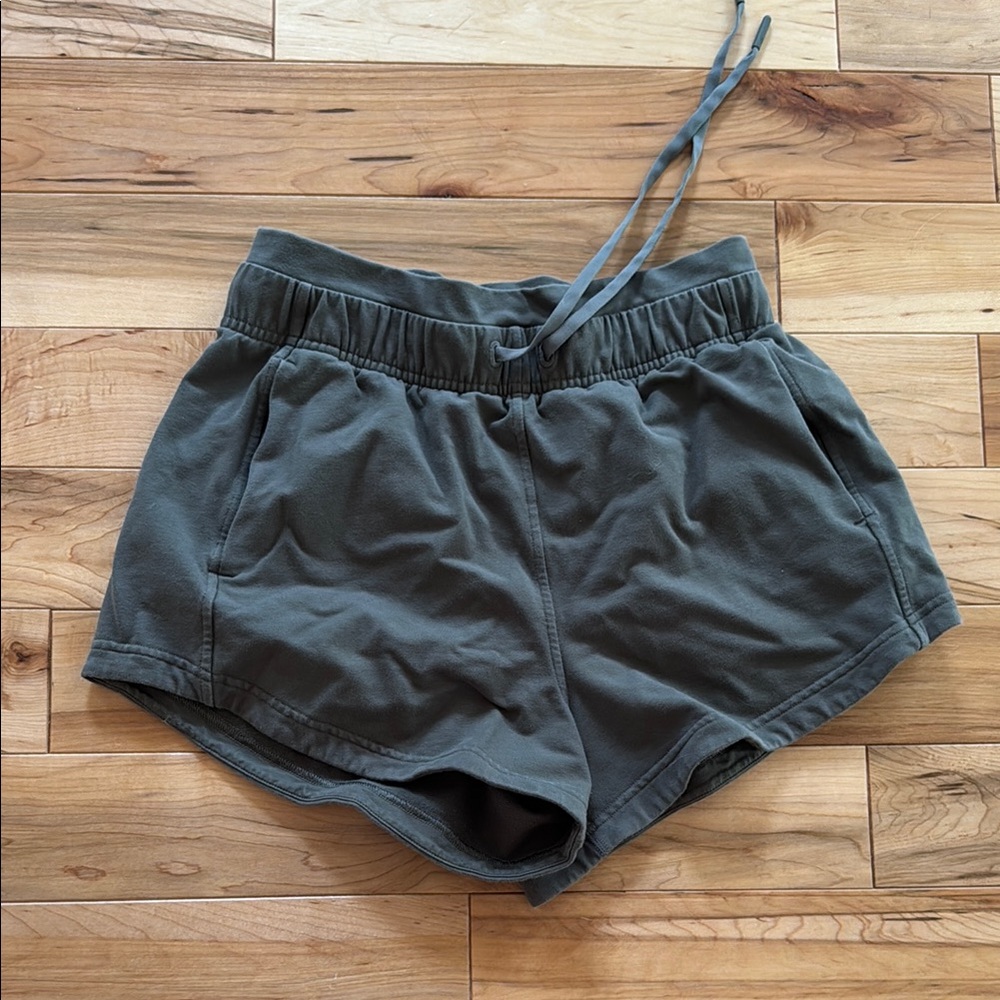 Lululemon Cotton Shorts with pockets / Army Green / Size 4
